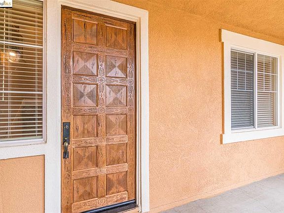 3rd image of 807 Armstrong Ct