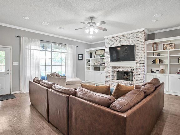 5th image of 406 Longhorn St
