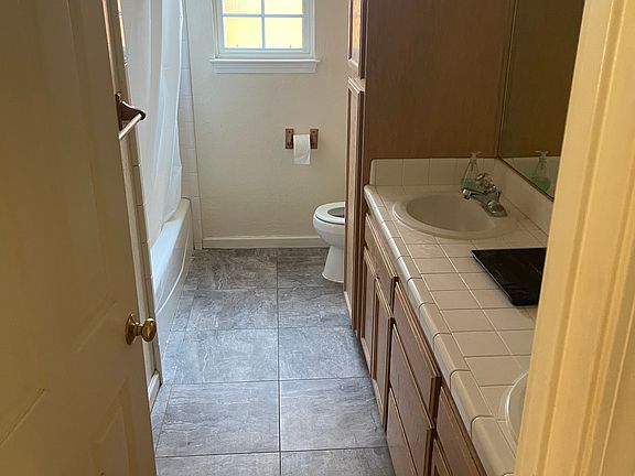 Common bath, full tub, two sinks