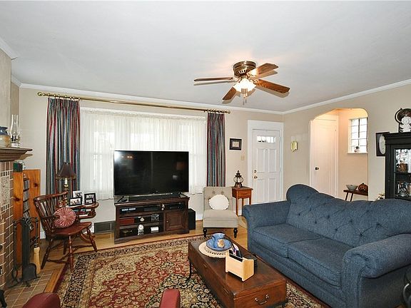5th image of 900 Woodbourne Ave