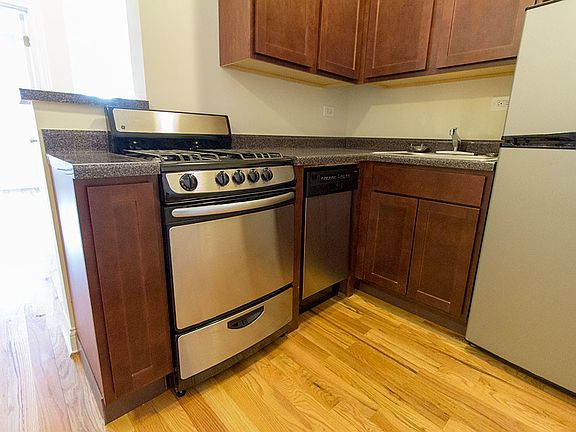 4th image of 953 W Cornelia Ave APT 1B
