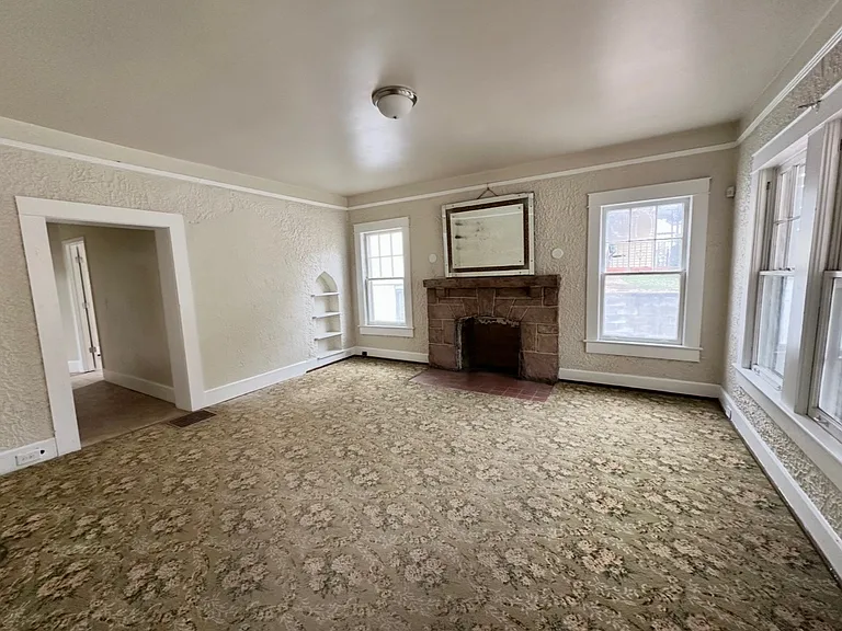 1532 Graymont Ave W — Photo 3