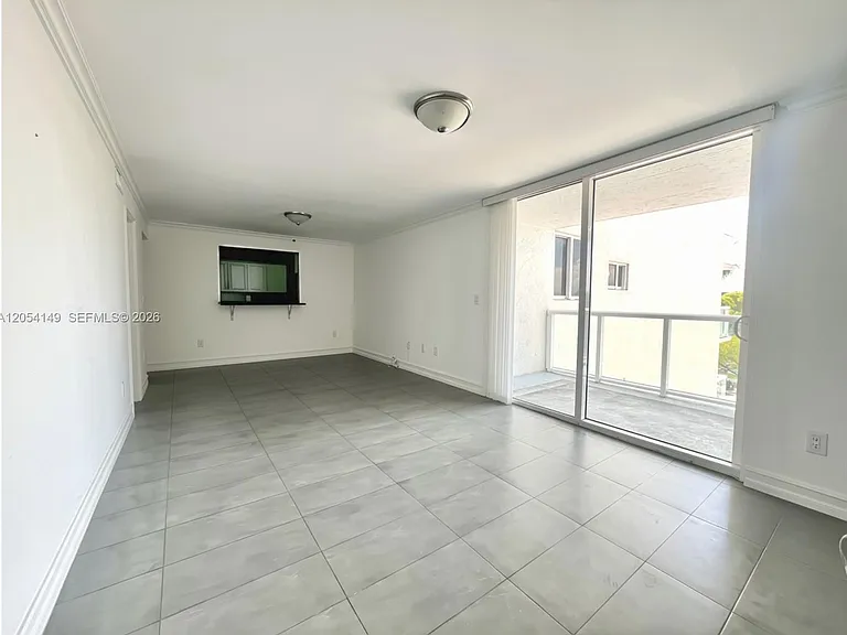 2457 Collins Ave #402 — Photo 5