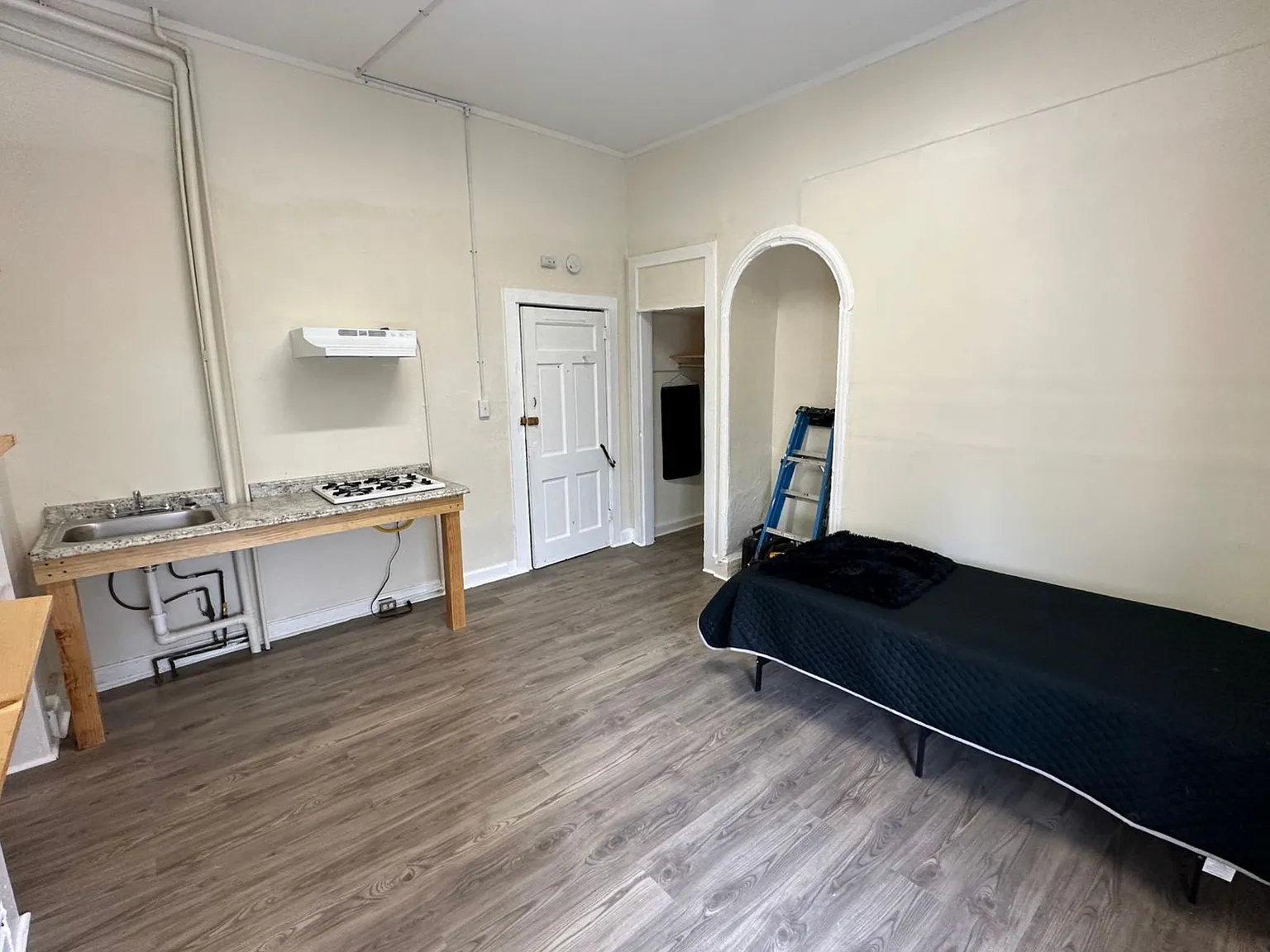 12 bed, 3000 sqft, $700 — Photo 2
