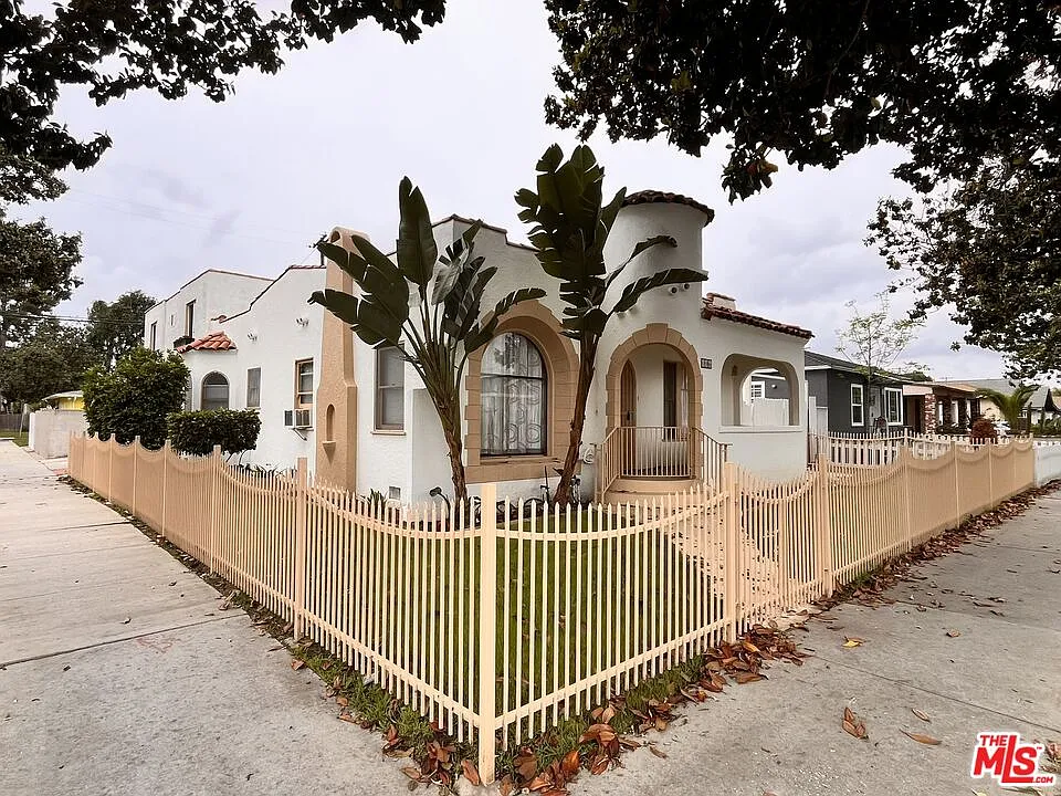 496 E 52nd St