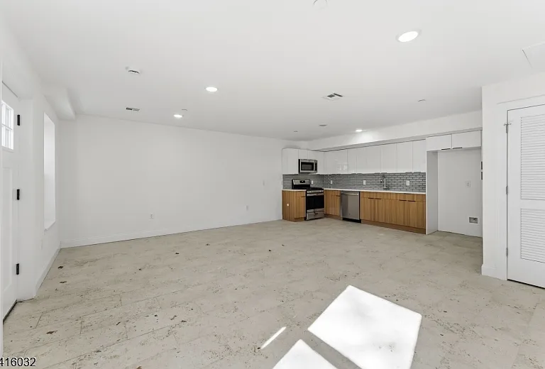 106 Columbia Ave — Photo 2
