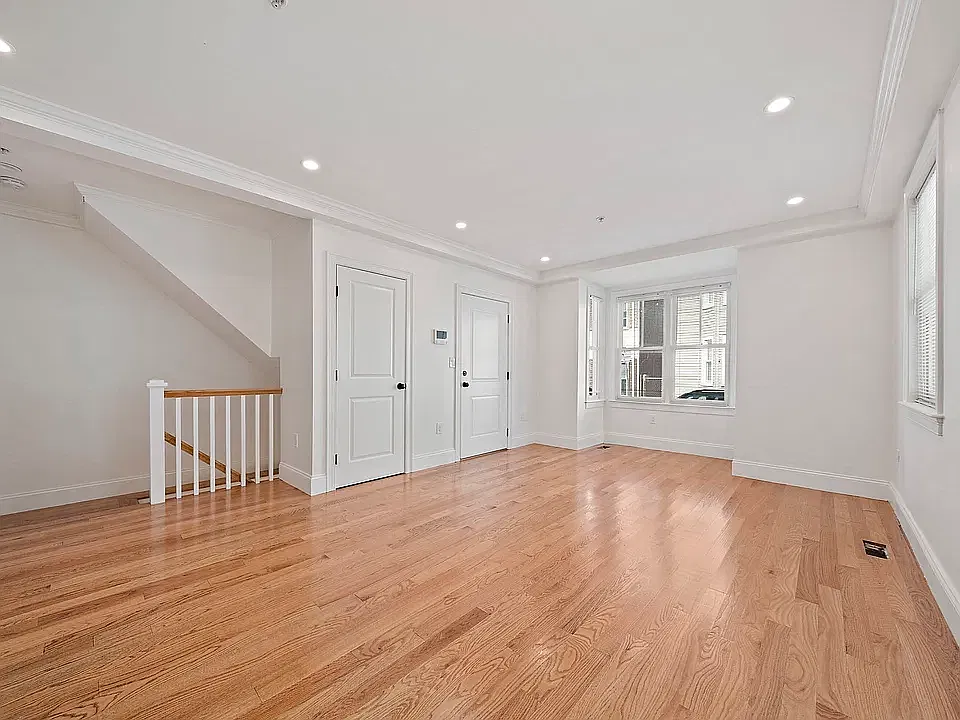 3 bed, 977 sqft, $4,200 — Photo 4