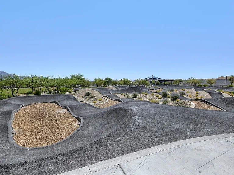 9493 Sky Pointe Dr — Photo 23