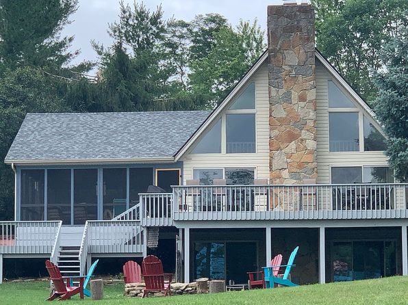 1090 Lorelei Dr