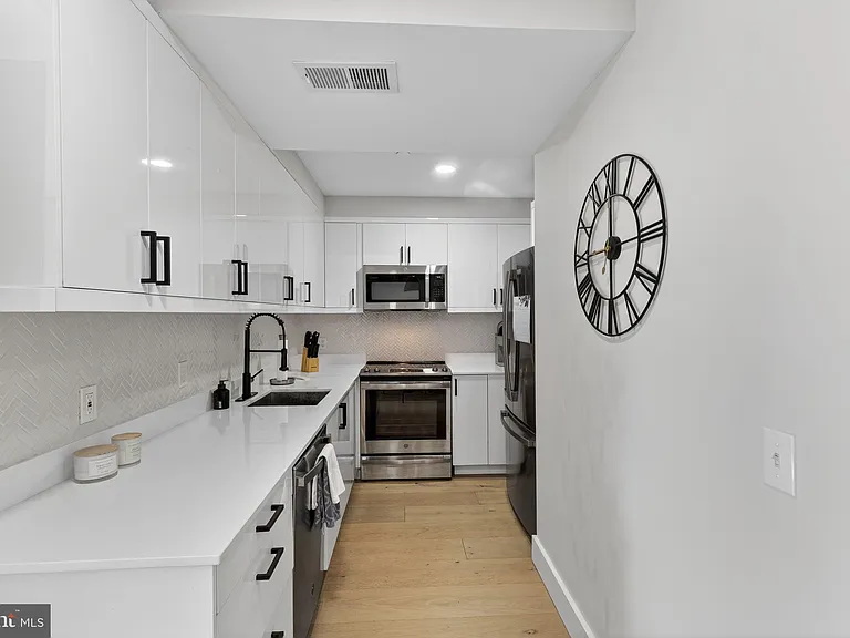 919 12th St NE #305 — Photo 8