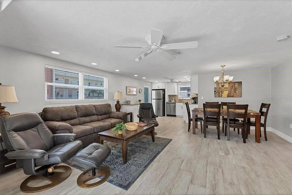 2 bed, 2.0 bath, 1064 sqft, $8,970 — Photo 2