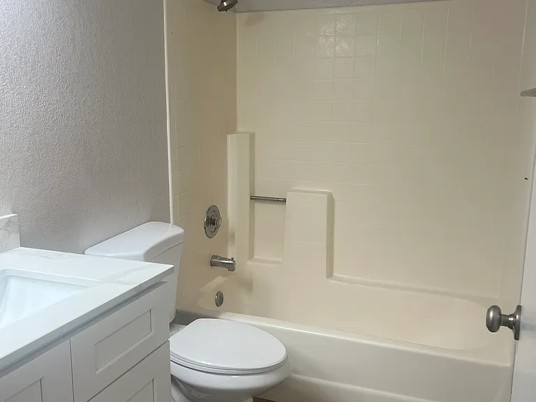 1465 E Lexington Ave #15B — Photo 13