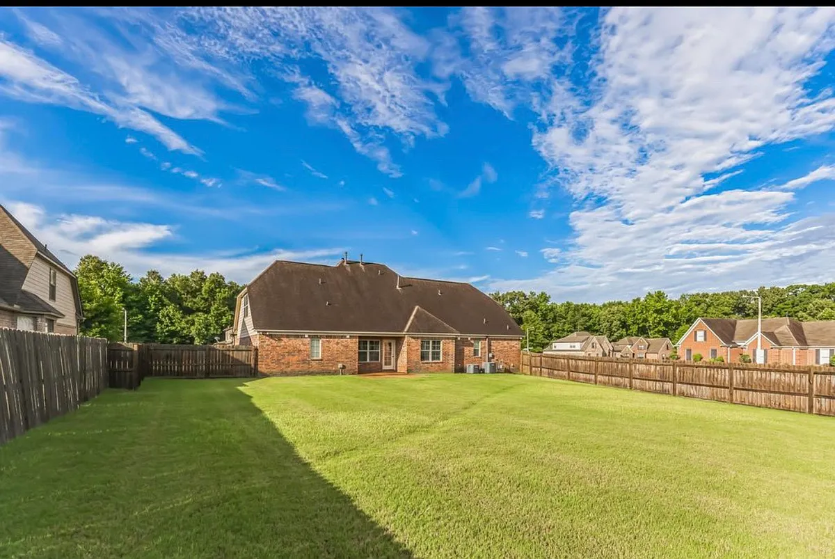 Building Photo - 6038 Abigail Bluffs Dr