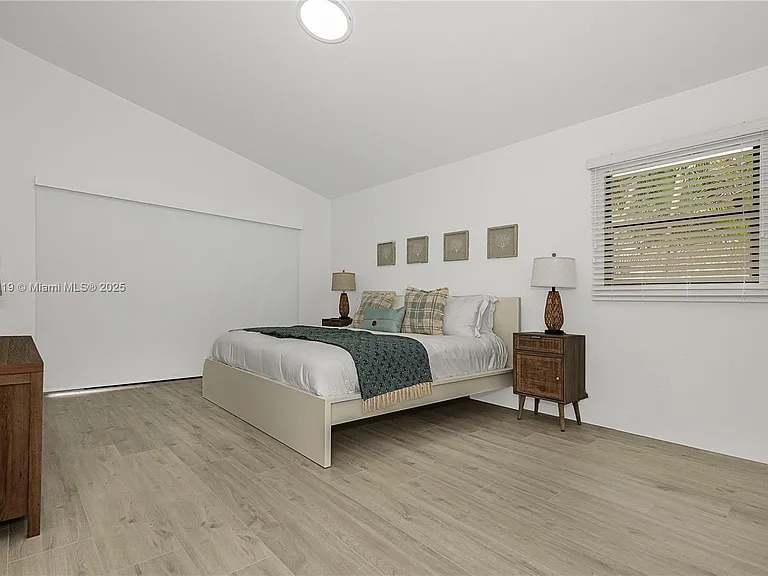 216 SE 9th St — Photo 10