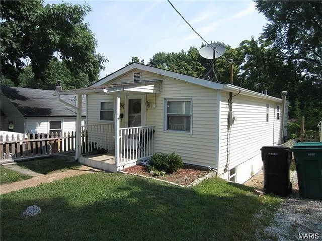 631 De Merville Ave photo 1