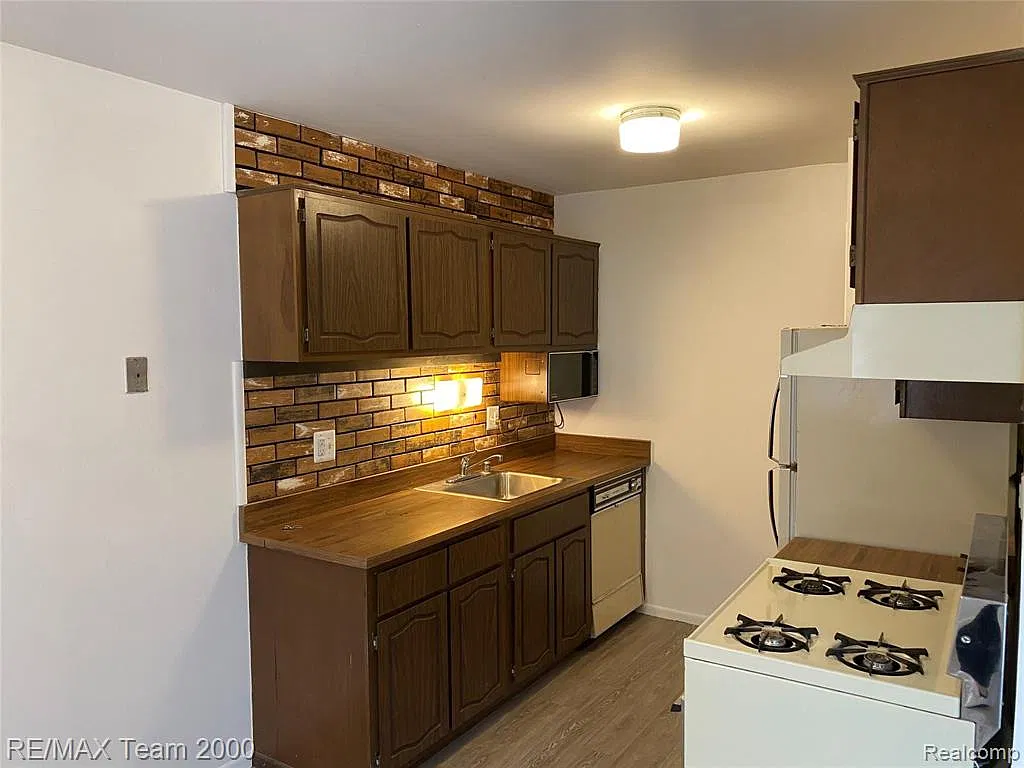 2 bed, 1.5 bath, 1032 sqft, $1,200 — Photo 3