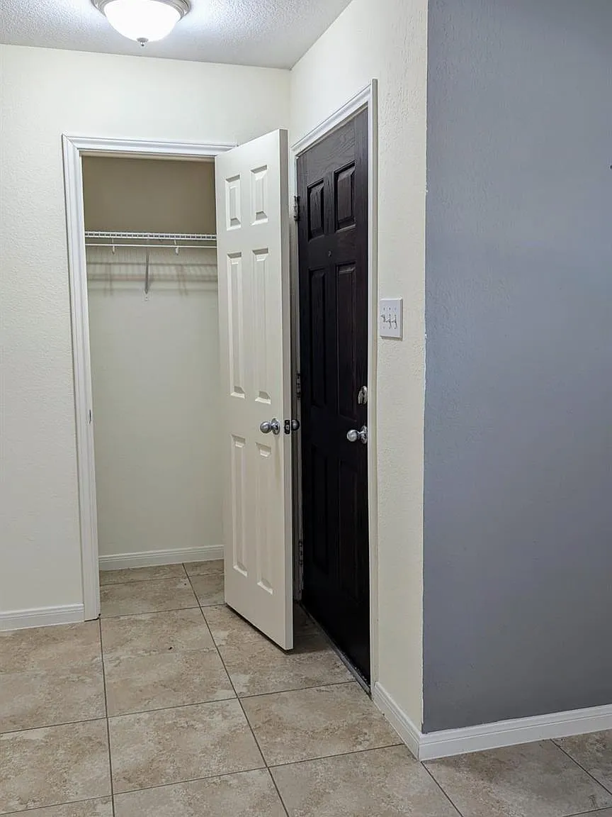 3 bed, 2.0 bath, 1691 sqft, $2,099 — Photo 2