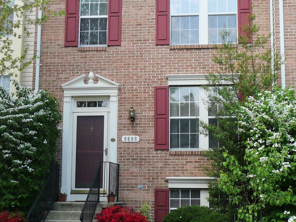 Beautiful Brick-Front Townhome in Famed Russett