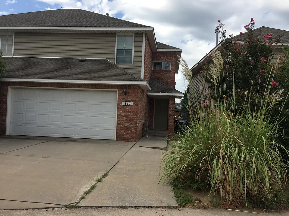 839 Rambling Oaks Dr