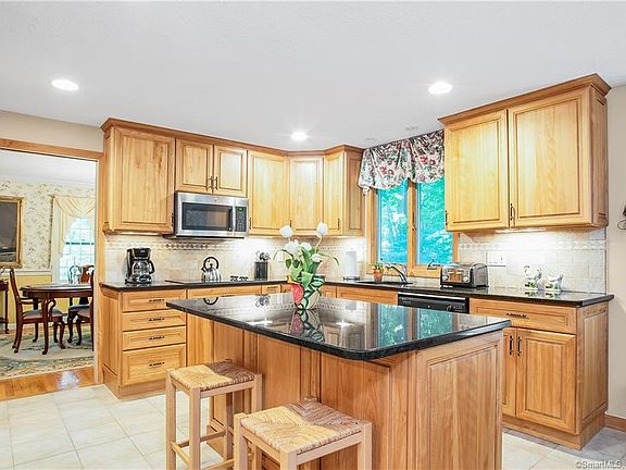3rd image of 32 Heatherwood Dr