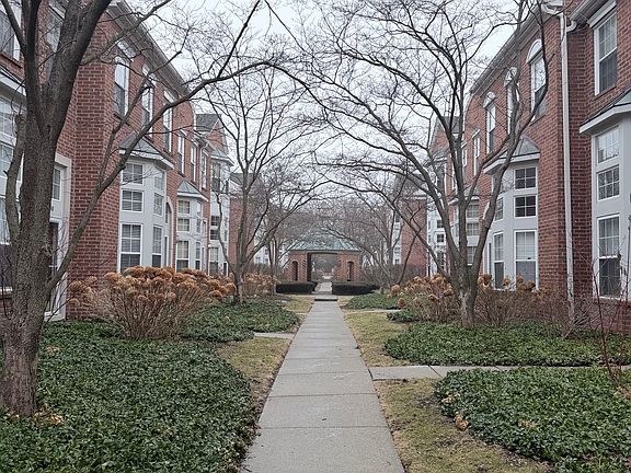 3rd image of 118 S Georgetown Sq
