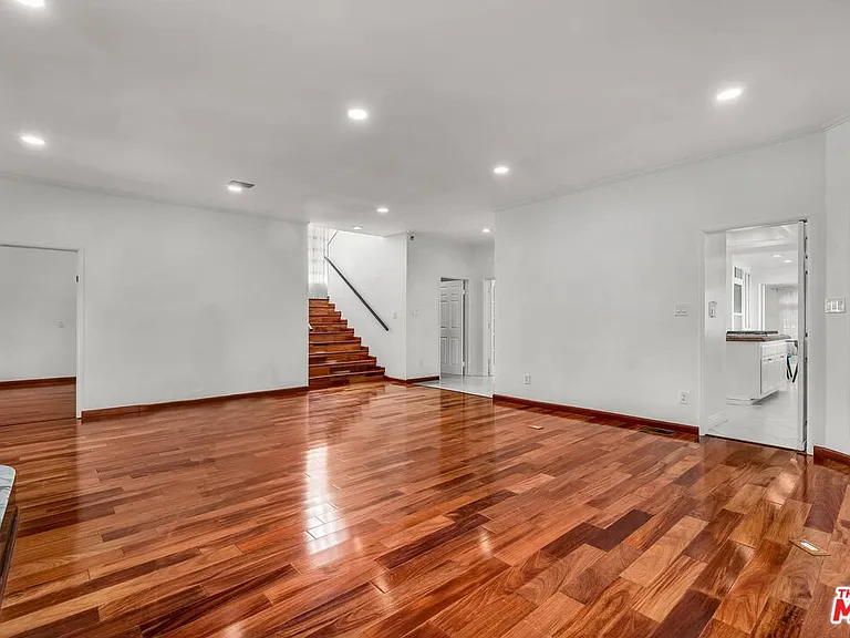 10810 Rochester Ave — Photo 13