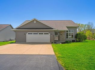 1372 Willow Bend Ln, Oshkosh, WI 54904
