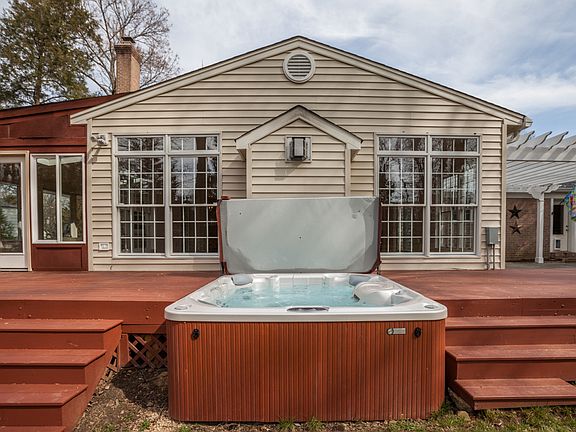Deck with Spa!