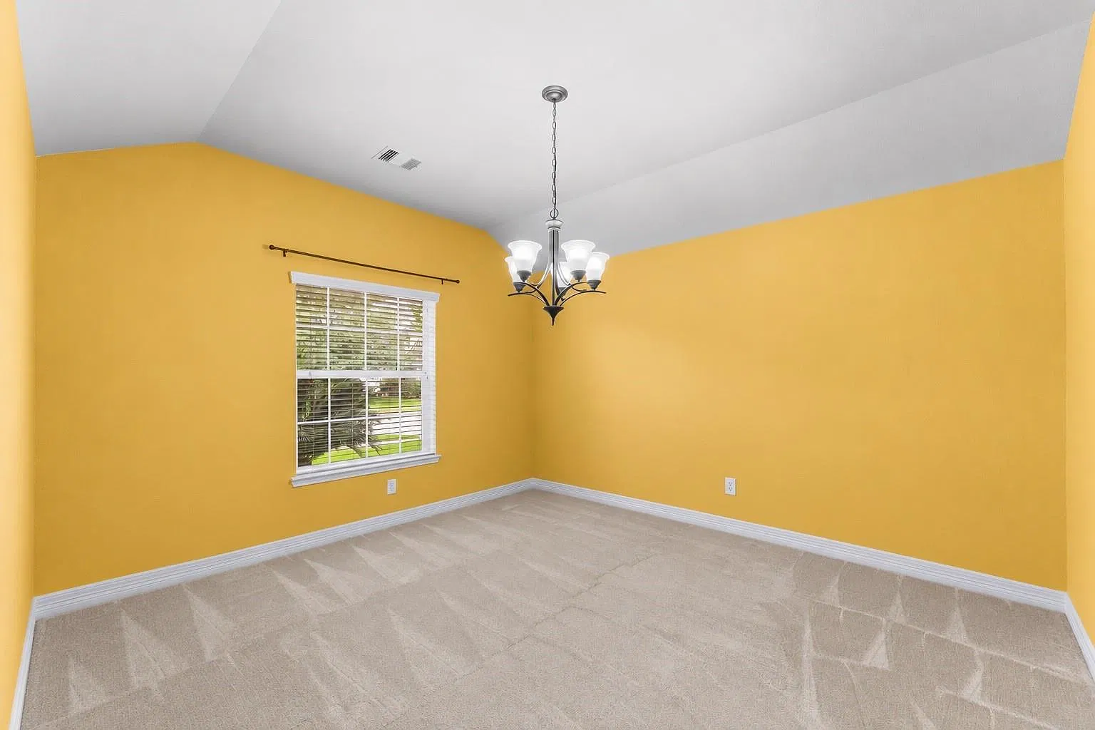 3 bed, 2.0 bath, 1669 sqft, $2,100 — Photo 4