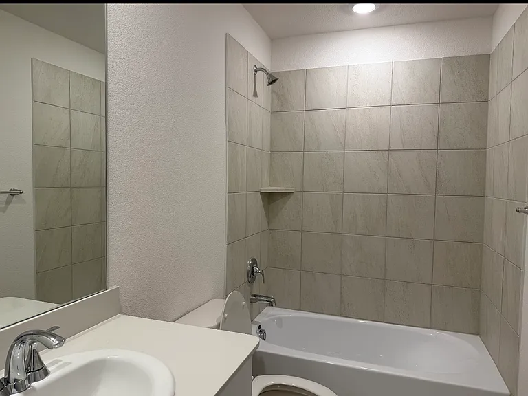 716 Edgehurst Dr — Photo 3