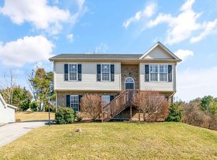 830 New Village Dr NW, Christiansburg, VA 24073