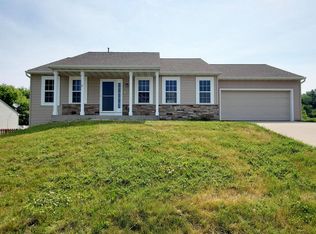 73 Happy Hollow Ln, Oconomowoc, WI 53066