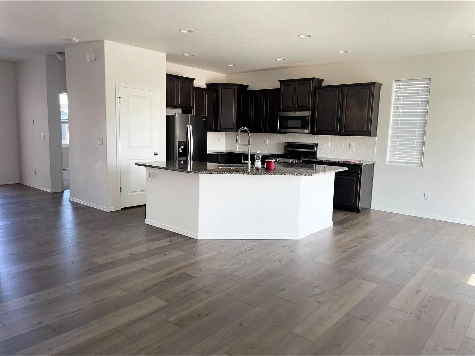 4 bed, 2600 sqft, $2,650 — Photo 3