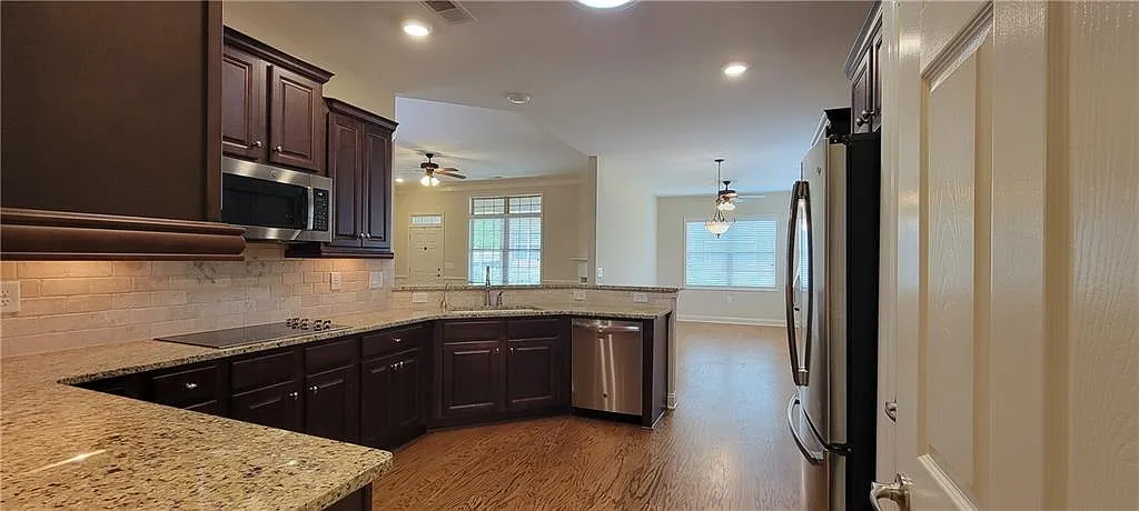 3 bed, 3.0 bath, 2385 sqft, $2,650 — Photo 2