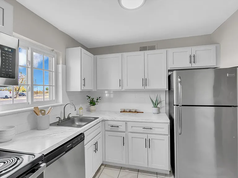 Chateau Apartments — Photo 34