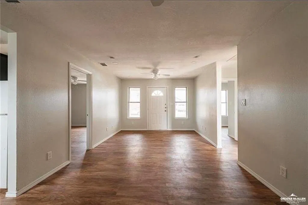 3 bed, 1.0 bath, 968 sqft, $1,100 — Photo 2