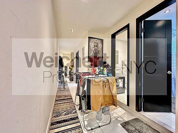 2nd image of 9 Central Park N #42