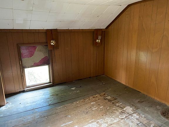 5th image of 127 W Broadway St