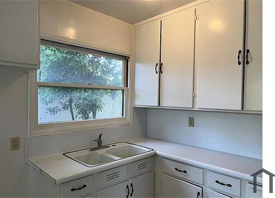 1st image of 870 Linden Dr