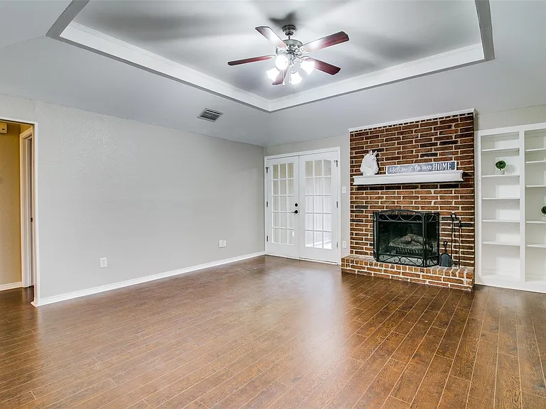 719 Stoneybrook Dr — Photo 3