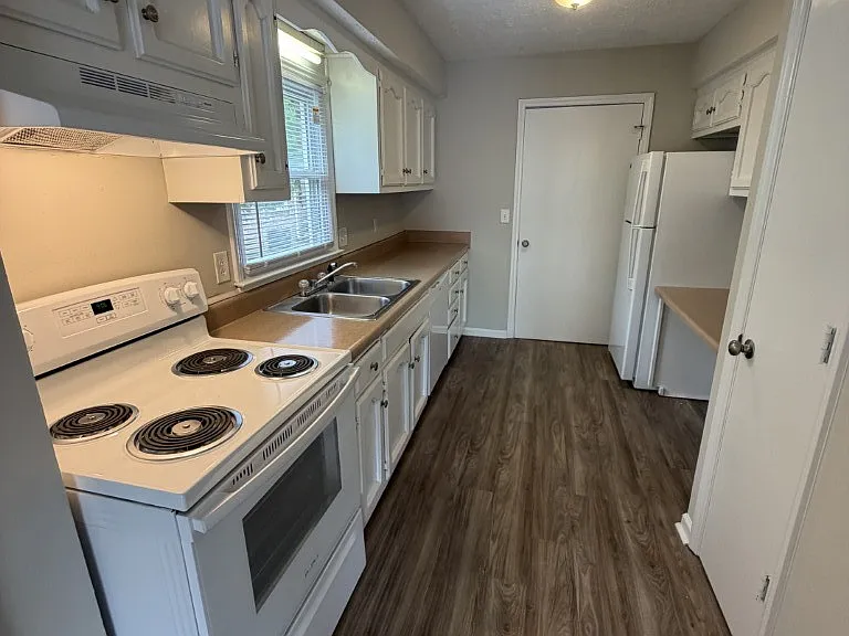 1206 Hamilton Dr — Photo 3