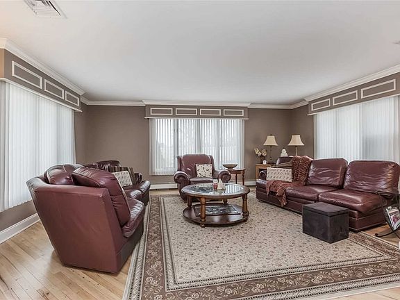 4th image of 226 Bay Ave
