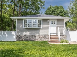 380 N Alleghany Ave, Lindenhurst, NY 11757