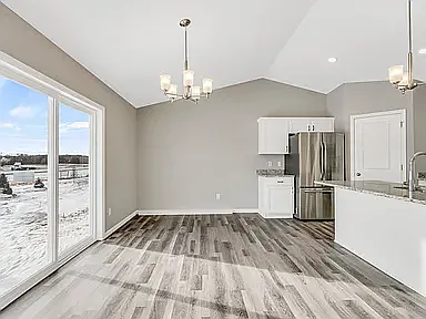 5 bed, 2400 sqft, $2,595 — Photo 4