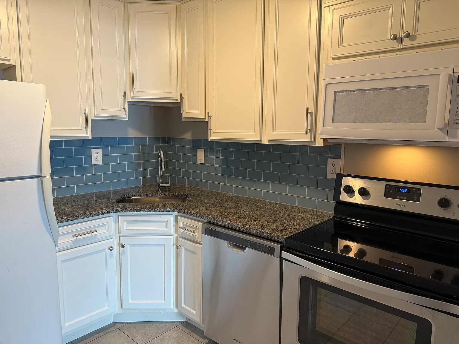 2 bed, 1.5 bath, 962 sqft, $2,000 — Photo 3