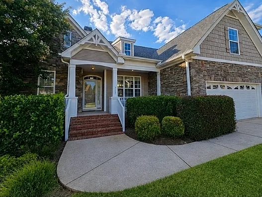 212 Medford Dr — Photo 2
