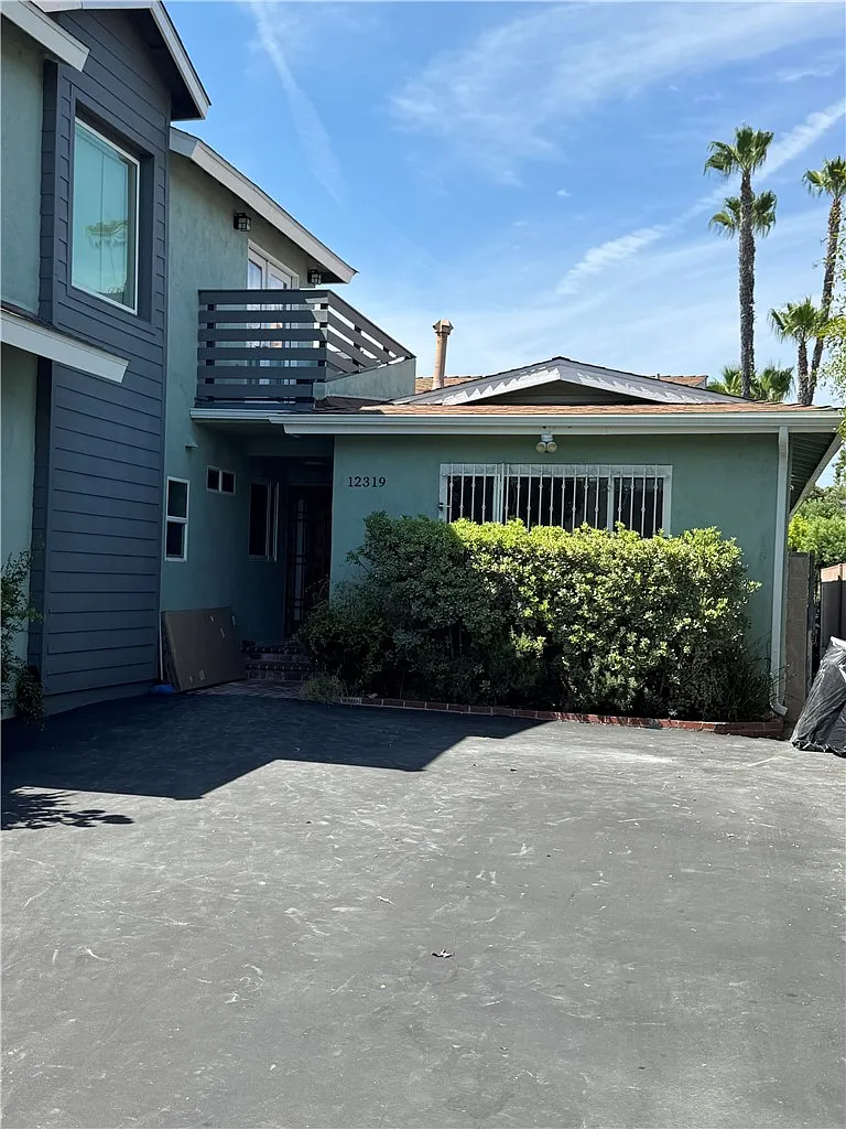 5 bed, 2400 sqft, $6,995 — Photo 1