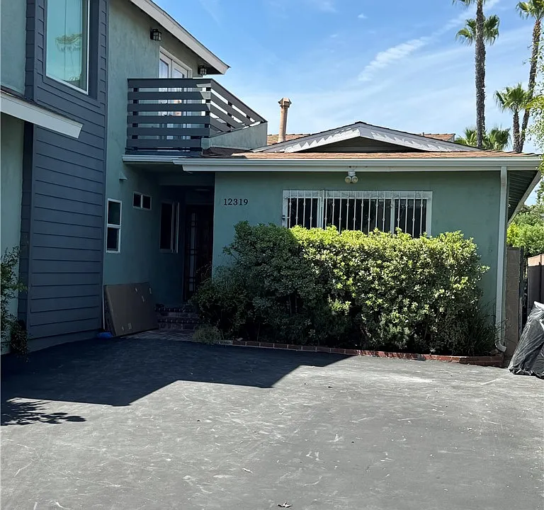 12319 Erwin St