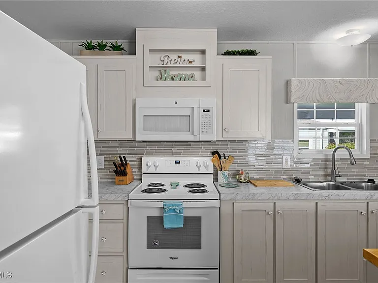 1747 Beverly Dr — Photo 6