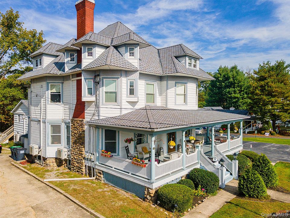 1st image of 215 Maple Avenue